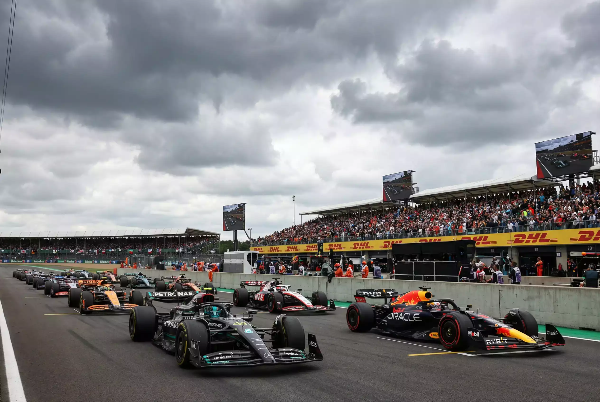 Formel 1 Startaufstellung mit Rennwagen in der Boxengasse