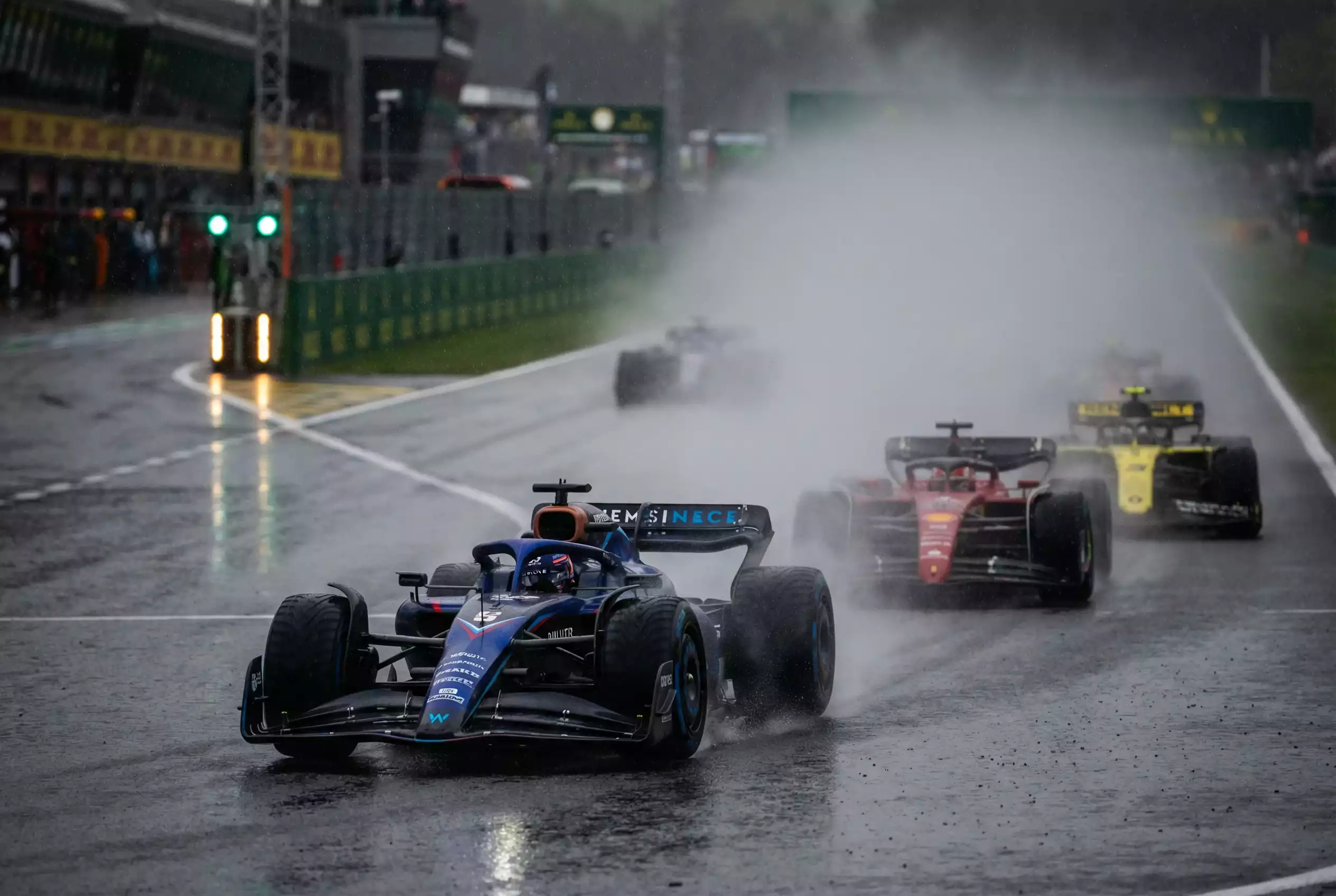 Formel 1 Regenrennen mit Gischt hinter den Autos