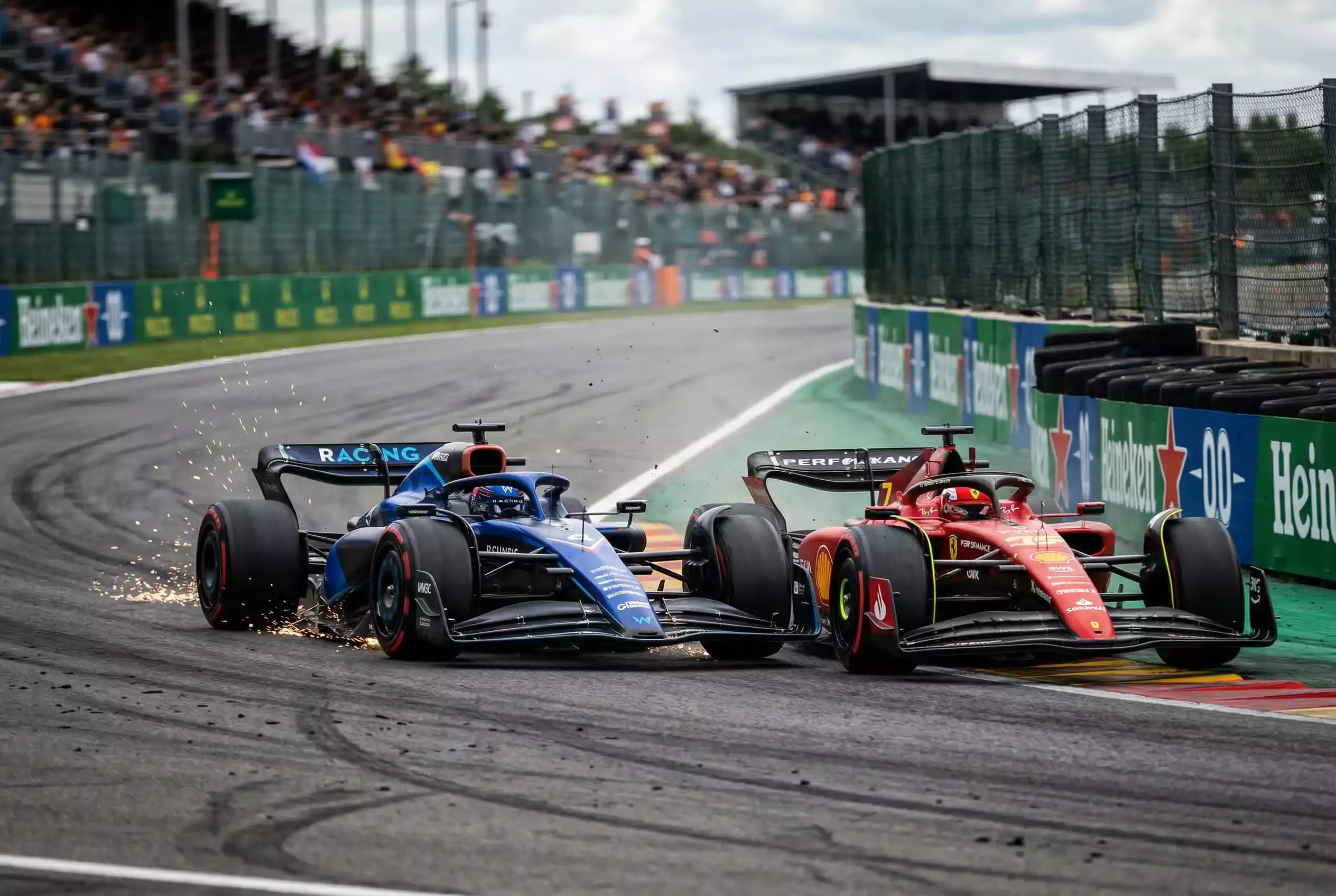 Zwei Formel 1 Autos im direkten Zweikampf