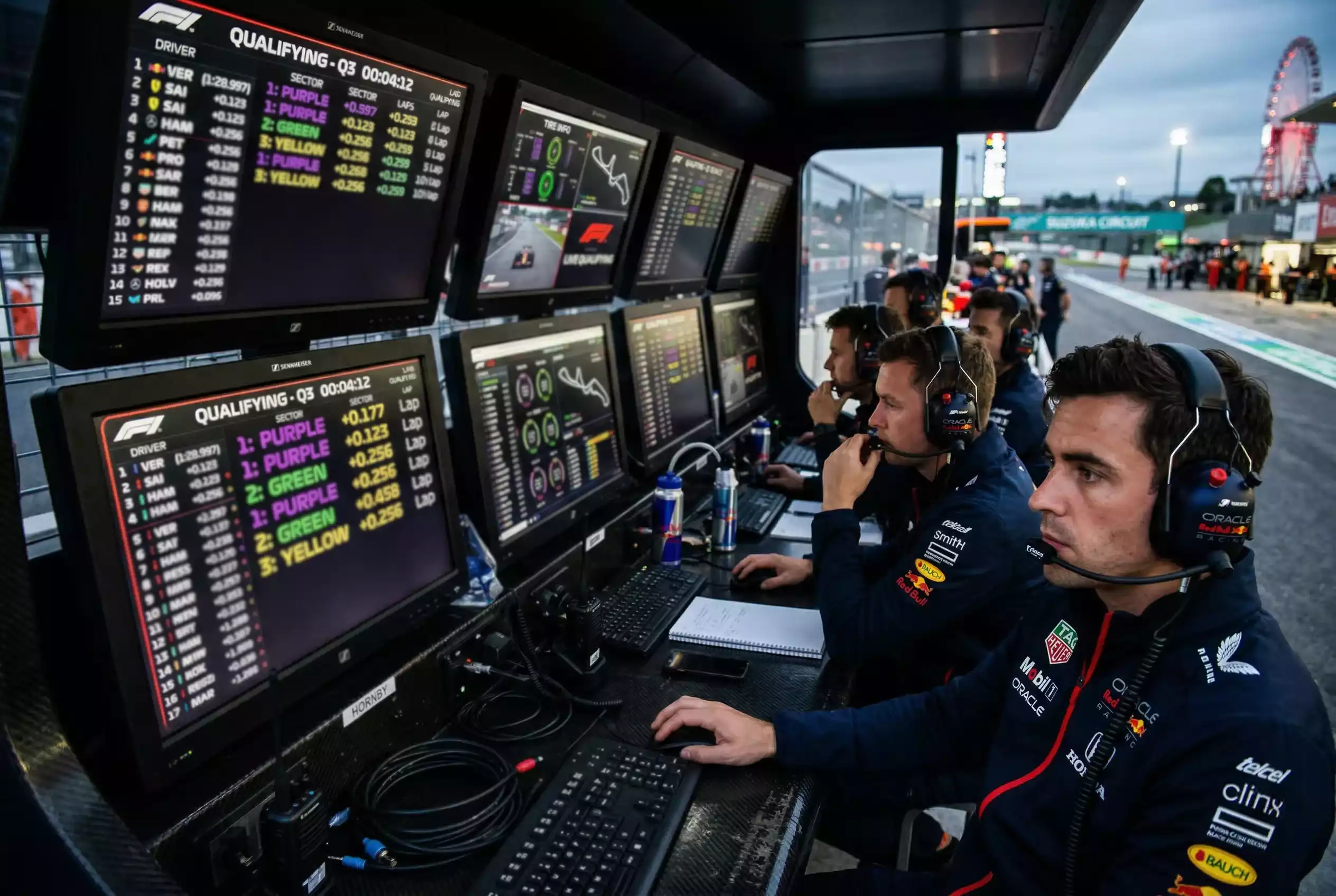 F1 Boxengasse mit Zeitentafel und Teammonitor während Qualifying