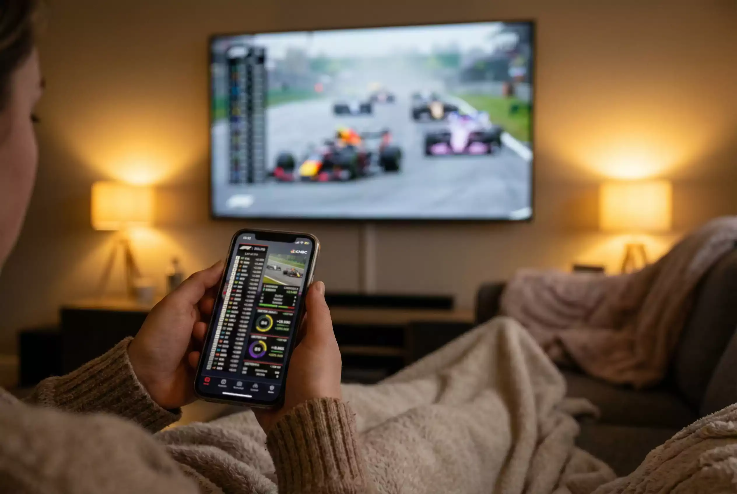 Fan verfolgt Formel-1-Rennen auf Smartphone mit Live-Daten