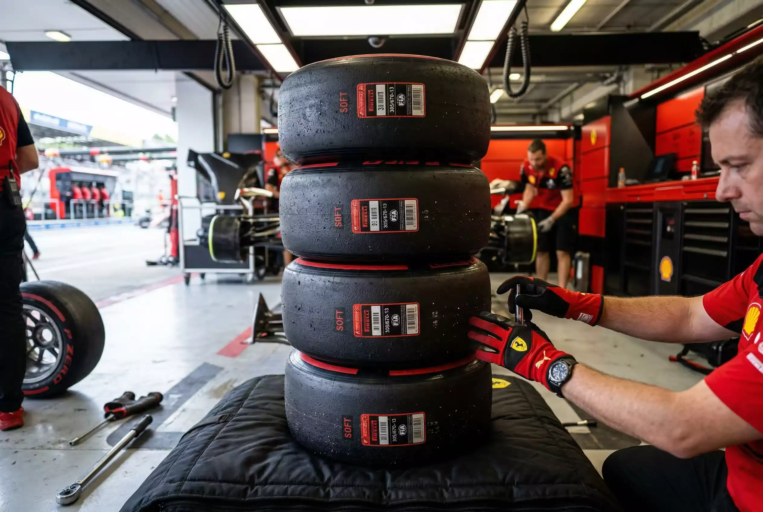 Formel 1 Reifen und technische Daten bei Strategiebesprechung