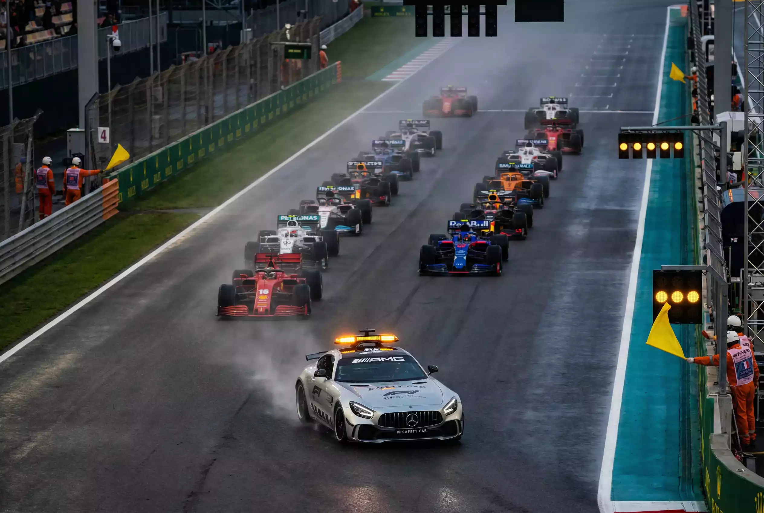 Safety Car vor dem Formel 1 Feld auf der Strecke